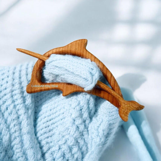 Spilla in legno per scialle - Delfino